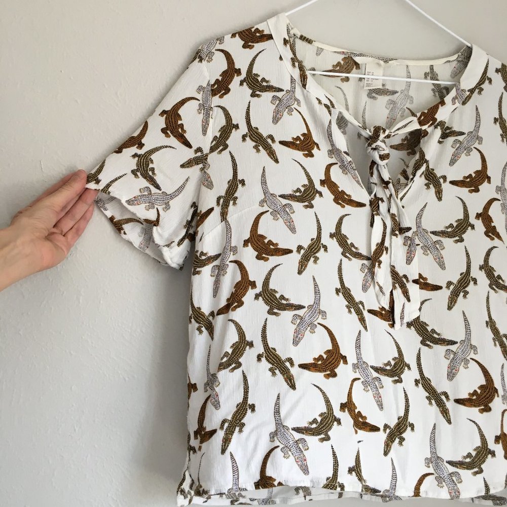 H&M Aligator White Gauze Top